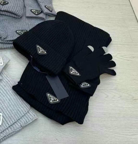 Комплект шарф, шапка, перчатки Prada BM46706261977