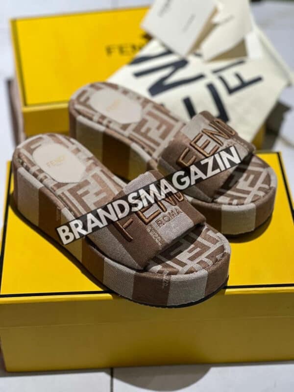 Шлепанцы Fendi BM72228777