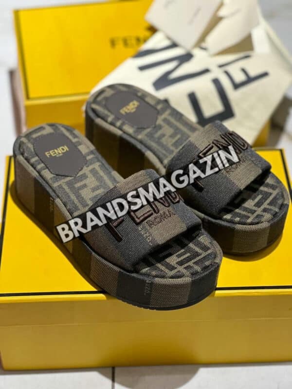 Шлепанцы Fendi BM72228677