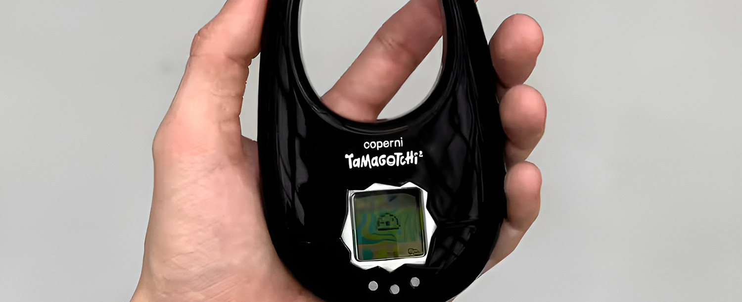 Coperni представляет сумку Tamagotchi Swipe Case: симбиоз моды и ностальгии