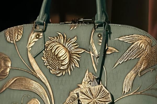 Сумки Louis Vuitton Cruise 2025: искры гениальности Николя Жескьера