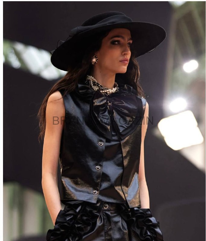 Элегантное колье Chanel с гравировкой бренда BM7777710 Элегантное колье Chanel с гравировкой бренда BM7777710